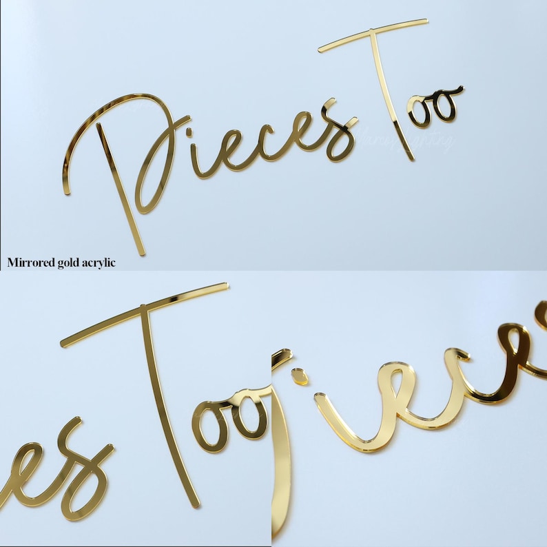 Op de afbeelding: Een bord van gespiegeld goudkleurig acryl met de cursieve tekst Pieces Too. De letters zijn uitgesneden in een handschriftlettertype met een reflecterende, metallic afwerking. Het bord wordt getoond tegen een effen witte achtergrond.