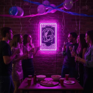 K&ouml;nnte beinhalten: Ein leuchtendes pinkfarbenes Neon-Schild mit der Aufschrift "Your Intentions" in einem dekorativen Rahmen. Das Schild h&auml;ngt an einer Backsteinmauer, mit Partydekorationen und Menschen um einen Tisch mit Essen und Getr&auml;nken.