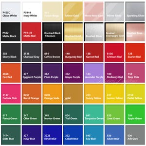 Op de afbeelding: Een kleurenkaart met een raster van negenenveertig vierkante stalen, elk voorzien van een unieke code en kleurnaam. Het palet bevat diverse tinten wit, zwart, rood, bruin, paars, roze, oranje, geel, groen, blauw en grijs.