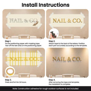 Op de afbeelding: Een vierstaps installatiehandleiding voor goudkleurige 3D-muurletters met de tekst NAIL & CO. De stappen tonen het gebruik van een papieren sjabloon, afplakband, lijm en positioneringsstrips om de letters op een muur te bevestigen.