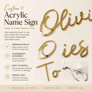 Op de afbeelding: Een goudkleurig naambord van acryl met spiegelafwerking waarop de naam Olivia in cursief schrift staat. De afbeelding toont close-ups van de letters, het gladde reflecterende oppervlak en de zelfklevende achterkant voor montage.
