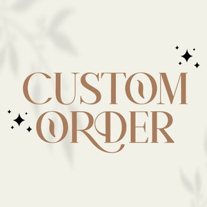 Puede incluir: Un diseño gráfico con el texto "CUSTOM ORDER" en una fuente serif marrón. El texto se coloca sobre un fondo beige claro con una sombra de hojas en el fondo. Hay pequeñas estrellas negras en la esquina superior derecha y a la izquierda del texto.