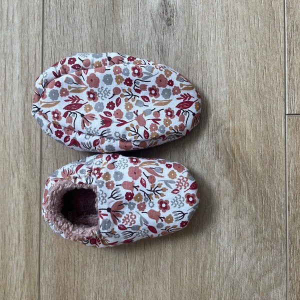 Petits chaussons bébé (thème fleuri)