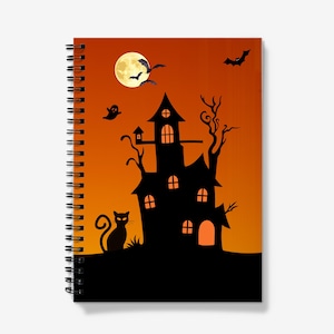 Könnte beinhalten: Spiralgebundenes Notizbuch mit Halloween-Motiv. Das Design zeigt eine schwarze Geisterhaus-Silhouette, einen Vollmond, Fledermäuse, einen Geist und eine schwarze Katze vor einem orange-gelben Farbverlauf. Perfekt für gruselige Notizen.