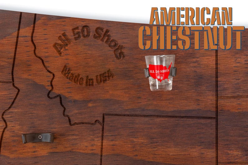 K&ouml;nnte beinhalten: Ein Holz-Shotglas-Halter mit einer geschnitzten Umrandung der Vereinigten Staaten. Der Halter ist aus amerikanischem Kastanienholz gefertigt und tr&auml;gt die Aufschrift "All 50 Shots Made in USA". Ein Shotglas mit einem rot-wei&szlig;em amerikanischen Flaggenmuster ist im Lieferumfang enthalten.