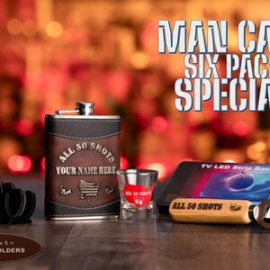 K&ouml;nnte beinhalten: Eine braune Lederflasche mit dem Text "All 50 Shots Your Name Here" eingraviert. Ein Satz mit 25 Shotglas-Haltern, ein Flaschen&ouml;ffner aus Holz mit dem Text "All 50 Shots", ein Shotglas und eine TV-LED-Streifen-Hintergrundbeleuchtung mit einer Fernbedienung. Der Text "Man Cave Six Pack Special" wird in gro&szlig;en blauen Buchstaben angezeigt. Der Text "100 &euro; Wert!" wird in der unteren rechten Ecke angezeigt.