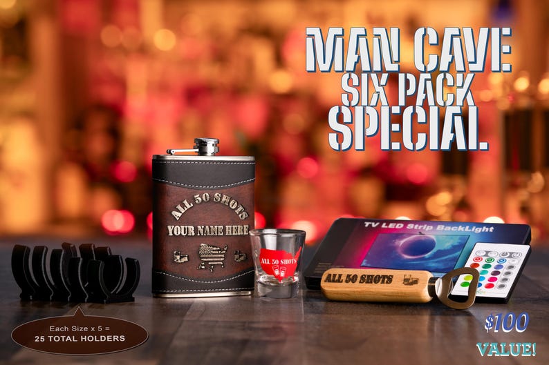 K&ouml;nnte beinhalten: Eine braune Lederflasche mit dem Text "All 50 Shots Your Name Here" eingraviert. Ein Satz mit 25 Shotglas-Haltern, ein Flaschen&ouml;ffner aus Holz mit dem Text "All 50 Shots", ein Shotglas und eine TV-LED-Streifen-Hintergrundbeleuchtung mit einer Fernbedienung. Der Text "Man Cave Six Pack Special" wird in gro&szlig;en blauen Buchstaben angezeigt. Der Text "100 &euro; Wert!" wird in der unteren rechten Ecke angezeigt.