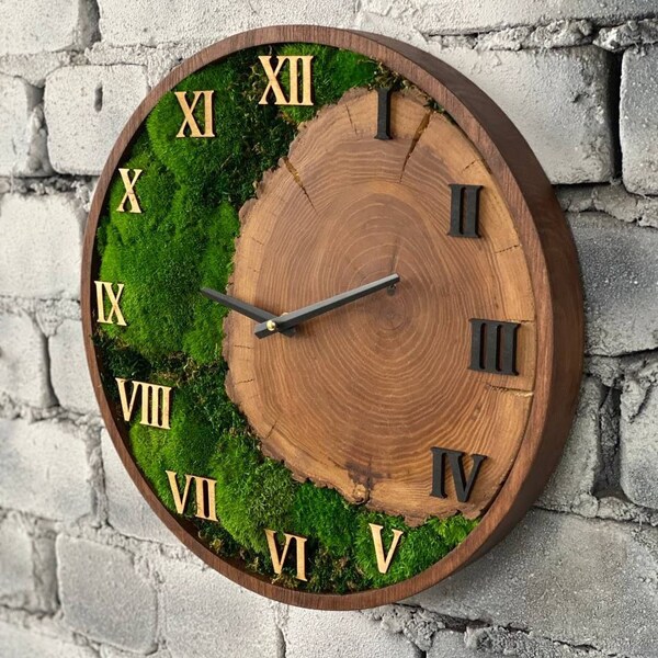 Horloge murale en mousse en bois, décoration intérieure en mousse verte scandinave, art en bois, horloge de scie à bois.