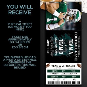 Puede incluir: Una plantilla de ticket de partido de f&uacute;tbol imprimible con un esquema de color negro y verde. El ticket tiene una foto de un jugador de f&uacute;tbol con una camiseta verde y un casco blanco. El texto en el ticket dice "Team A vs Team B Football Game".