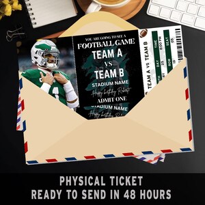 Puede incluir: Un billete de f&uacute;tbol verde y negro con el texto "You are going to see a football game Team A vs Team B" y "Stadium Name Happy birthday Robert Admit One". El billete est&aacute; en un sobre marr&oacute;n.