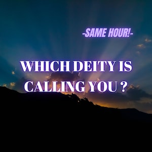 Könnte beinhalten: Eine violette Textgrafik vor einem Sonnenuntergangshimmel mit Wolken. Der Text lautet "Which Deity is Calling You? -SAME HOUR!-"
