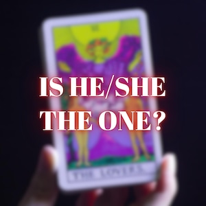 Może przedstawiać: Karta tarota z purpurowo-żółtym wzorem. Karta jest trzymana przez dłoń. Tekst na karcie brzmi "Is he/she the one?"