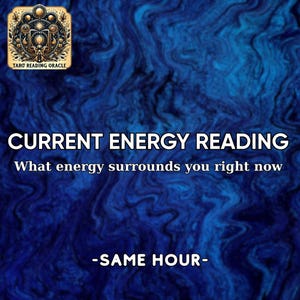 Könnte beinhalten: Digitalgrafik mit wirbelndem blauem Hintergrund. Der Text "CURRENT ENERGY READING" wird in großen weißen Buchstaben angezeigt. Darunter steht "What energy surrounds you right now" und "-SAME HOUR-". Ein goldfarbenes Tarotkarten-Design befindet sich in der oberen linken Ecke.