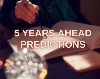 Puede incluir: Primer plano de un libro abierto con el texto "5 YEARS AHEAD PREDICTIONS" en la página. El libro está sobre una superficie oscura con una bola de cristal en primer plano.