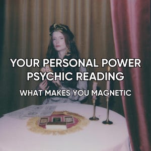 Może przedstawiać: Obraz osoby w stylu vintage z tekstem "YOUR PERSONAL POWER PSYCHIC READING WHAT MAKES YOU MAGNETIC." Na pierwszym planie stół z kartami tarota i świecami.