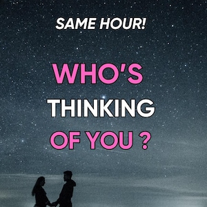 以下が含まれることがあります： 星空の画像で、白とピンクの文字で「SAME HOUR! WHO'S THINKING OF YOU?」と書かれています。 下部には、手をつないでいる2人のシルエットがあります。