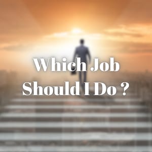 Può includere: Una persona sale su una scalinata verso un tramonto sfocato e luminoso. Il testo "Quale lavoro dovrei fare?" è sovrapposto all'immagine.