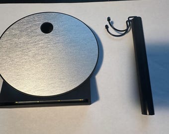 Base preta e prata com pilar de suporte