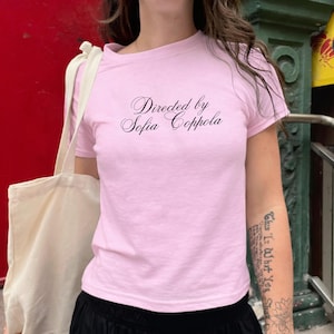 Babytröja Regisserad av Sofia Coppola - Y2K Graphic Babytröja, 90-tals figurnära skjorta, filmälskartröja, kokett estetisk topp, klassisk vintagetröja