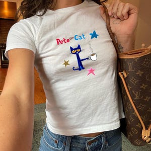 Chemise Pete the Cat - T-shirt bébé chat cool, Pete the Cat buvant du café, Merch nostalgie pour enfants, T-shirt bébé tendance, Design vintage Coquette