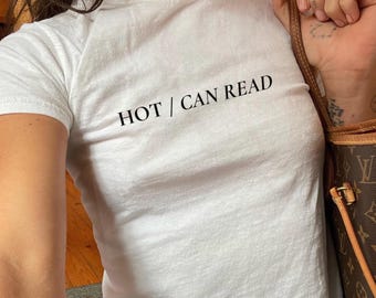 読書好きのシャツ、ベビーTシャツ - 娘への想いが詰まったシャツ、読書好きへのギフト、ホットな女の子の読書シャツ、90年代風のトレンド感あふれるベビーTシャツ、コケットなベビーTシャツ