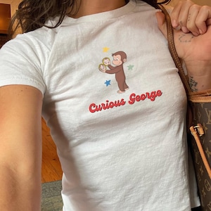 Koszulka z grafiką Curious George dla niemowląt - uroczy top z grafiką w kształcie naleśnika, modny babytee, nostalgiczna kreskówka dla dzieci y2k babytee, koszulka z kreskówek w stylu lat 90.
