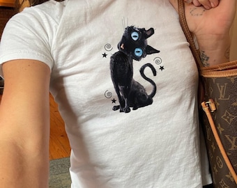 Camiseta de gato espeluznante - Camiseta gráfica de gatito con ojos de botón, camiseta de bebé de muñeca espeluznante, camiseta retro de terror vintage, camiseta de muñeca de Halloween, gato gótico
