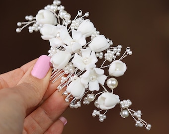 Peineta nupcial de flores blancas: Adorno para el cabello de novia con perlas