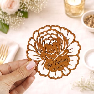 Posavasos de madera con diseño floral, ideal para tarjetas de mesa o recuerdos de boda personalizados.