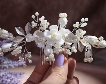 White flowers wedding hair comb. Pearl bridal hair comb. Silver wedding hair piece. Wedding hair jewelry. Floral hair comb YHC1113cp