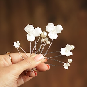 Juego de 6 horquillas florales para novia. Horquillas de boda con perlas. Horquillas sencillas con flores blancas. Horquillas plateadas para boda YCA-0429