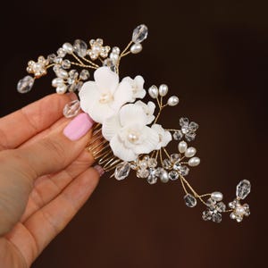 White flower bridal comb. Gold wedding hair comb. Floral hair piece. White wedding. Flower prom comb SLcomb2394g