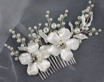 Flower wedding hair comb. Pearl bridal hair comb. Silver wedding hair piece. Wedding hair jewelry. Flower hair comb SLcomb1050s