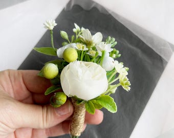 Boutonnière de rosas verdes y blancas: Accesorios de boda para el novio