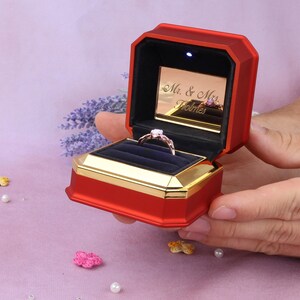 Caja doble para anillos con LED: Organizador de anillos de compromiso de terciopelo imagen 9
