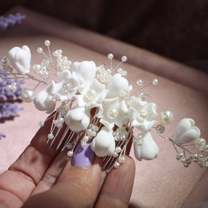 White flowers wedding hair comb. Pearl bridal hair comb. Silver wedding hair piece. Wedding hair jewelry. Floral hair comb YHC1036cp