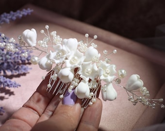 Peineta de novia de flores blancas. Peineta de novia con perlas. Pieza de pelo de boda de plata. Joyería para el cabello de boda. Peineta flores YHC1036cp