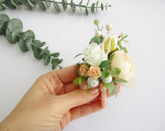 Grooms boutonniere. Ivory and white buttonhole. White flower corsage for groom. Best man accessories. Boutonniere Greenery VF-651