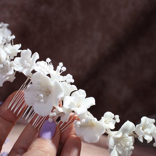 Baroque style white flower bridal comb. Floral bridal hair comb. Floral hair piece. White wedding. Bridal hair comb YHC1075c