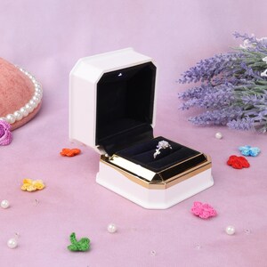 Caja doble para anillos con LED: Organizador de anillos de compromiso de terciopelo imagen 3