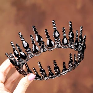 Corona da sposa gotica con strass neri, tiara da sposa di grande effetto, copricapo da regina oscura.