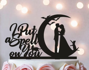 Decorazione personalizzata per torta nuziale "Ti ho fatto un incantesimo": luna e pipistrelli in stile gotico di Halloween.