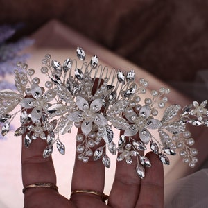 Silver flowers bridal comb. Pearl wedding hair comb. Wedding hair accessories. Bridal hair piece. Crystal hair comb YHC1035pr