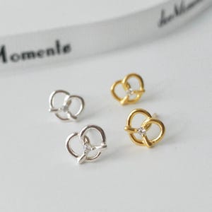 Mini Brezel CZ Ohrstecker | klitzekleine Brezel Knot Ohrstecker mit Zirkonia | Süßes zierliches Essen S925 Schmuck | Geschenk für sie