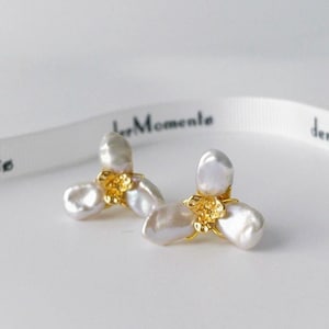 FIORELLA Baroque Pearl Floral Earrings｜Handmade Iridescent Petal Pearl Flower Studs｜Fairycore Bridal Wedding Pearl Jewelry｜Gift for Her