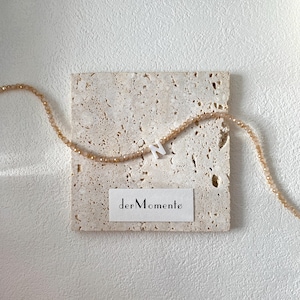 Collier de perles de quartz avec pendentif initiale de nacre faite main | Ras de cou à breloques lettre et coquillage perles de cristal | Cadeau bijoux personnalisés pour elle