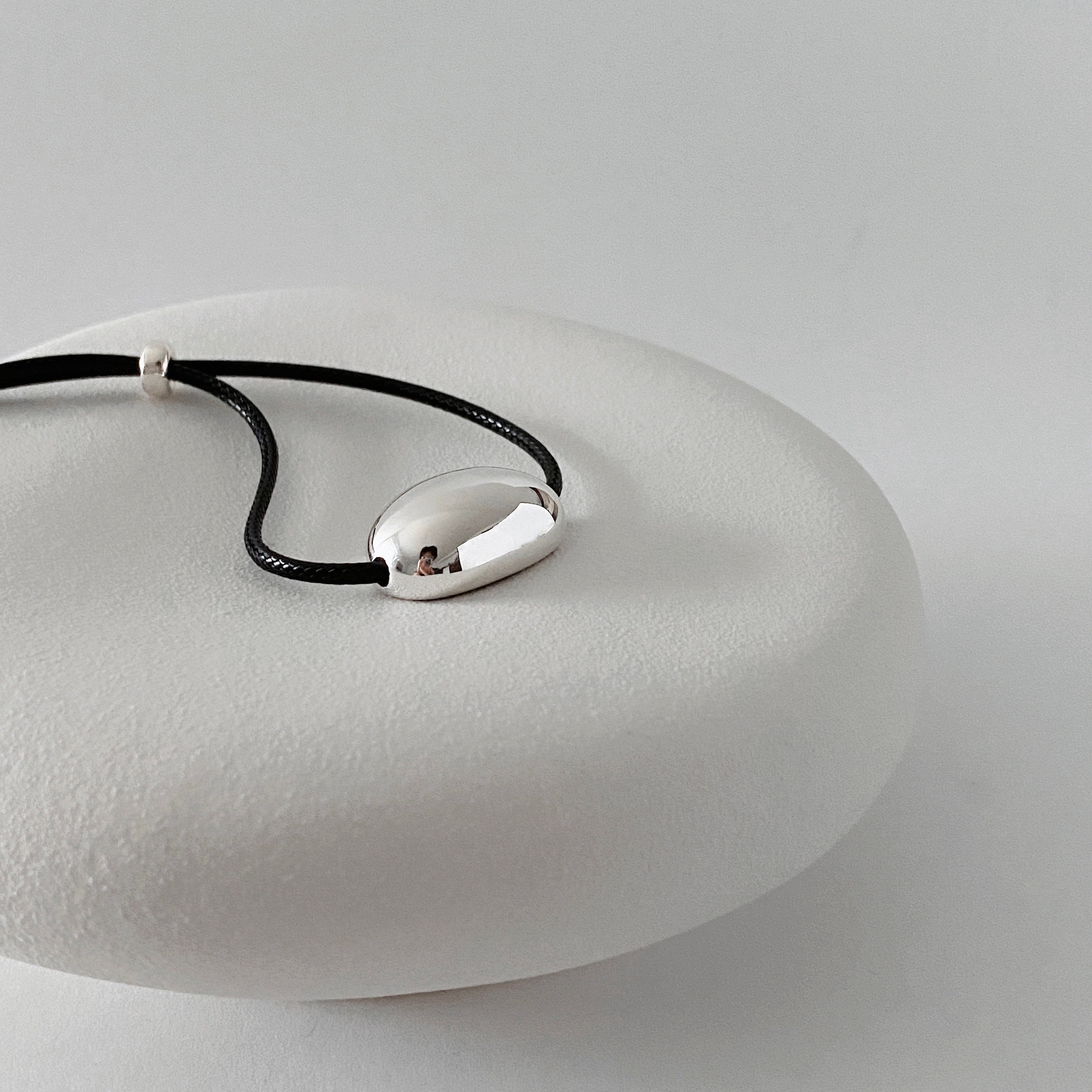 ネックレス・ペンダント Sterling Silver Bit / Mantel and Natural Leather Cord Choker Black Cord Necklace With Silver Bean Pendant | Silver Charm