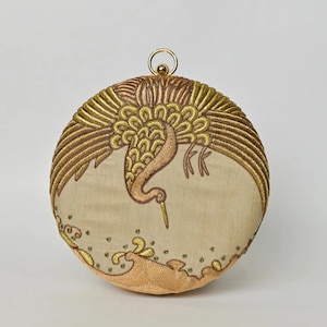 Clutch de cisne de seda beige – Obra maestra de Zardozi hecha a mano