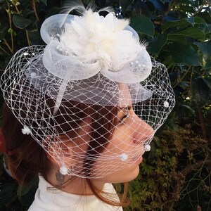 Cerchietto fiori candida con rosa bianca stabilizzata e veletta vintage, headpiece romantico per matrimonio.