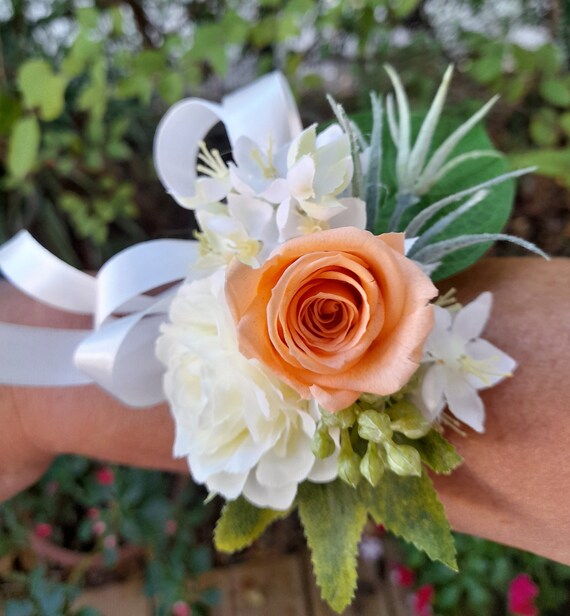 Bracciale con rosa color pesca preservata e fiori di stoffa,per la sposa damigelle in alluminio adattabile ad ogni polso evento regalo origi